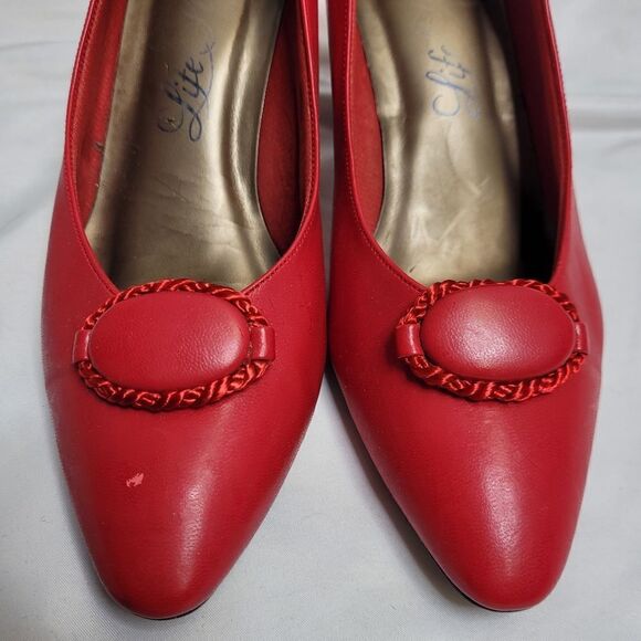 VINTAGE 80s tomato red with‎ broach detail almond toe heels 8.5 - Picture 4 of 12